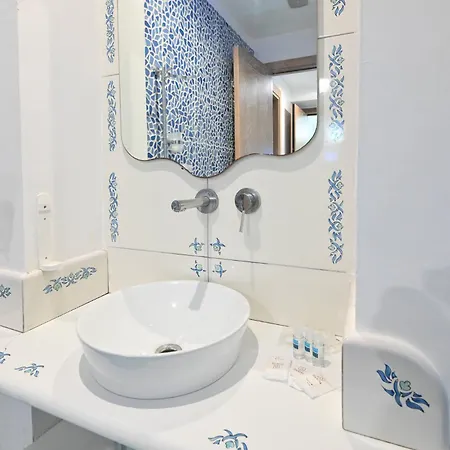 Av Isola Thermal فندق