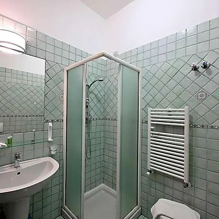 Av Isola Thermal فندق